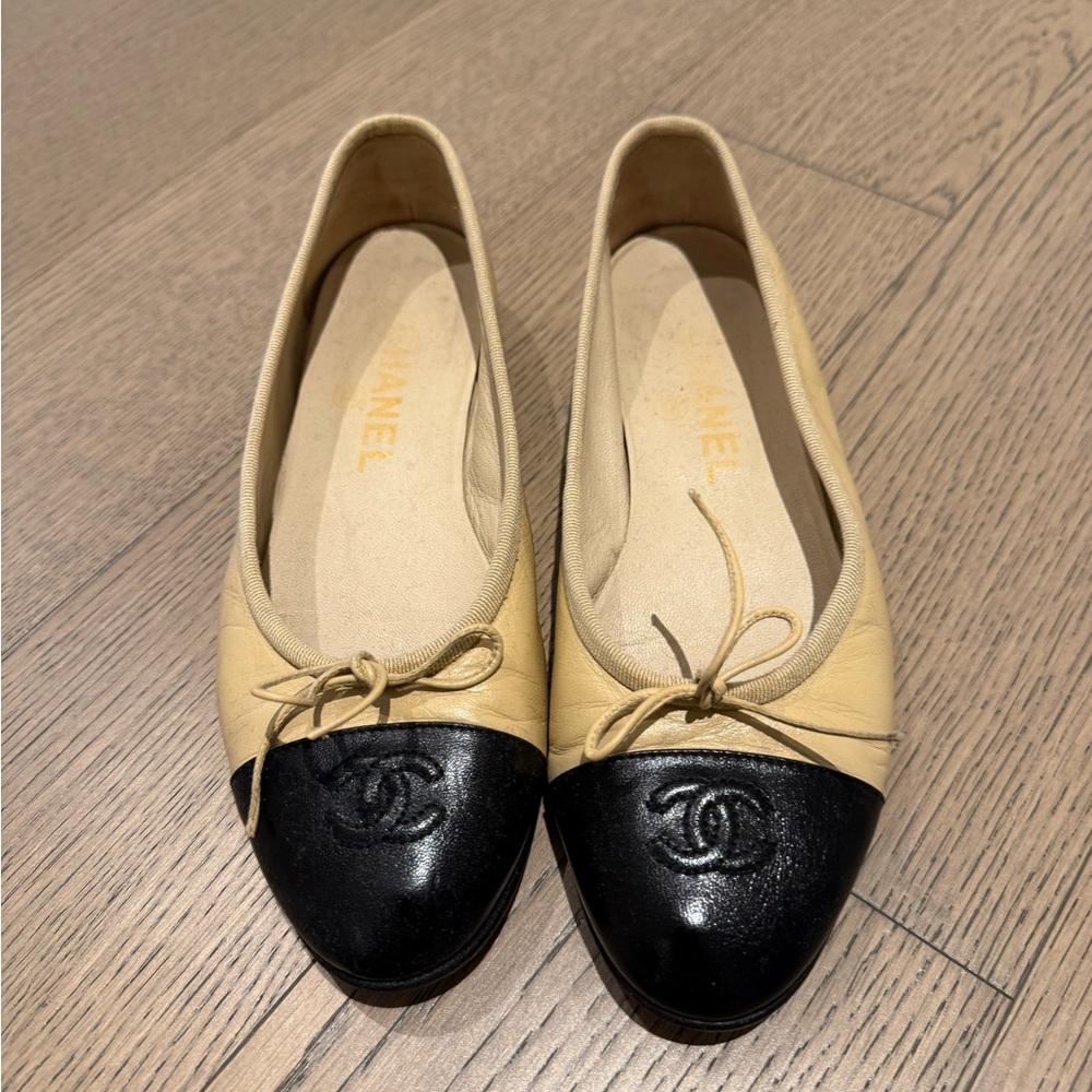 CHANEL Two-Tone Beige and Black Flats
